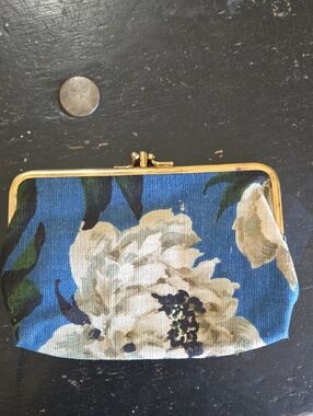 Source Unknown Blue Floral Canvas Clasp Wristlet
